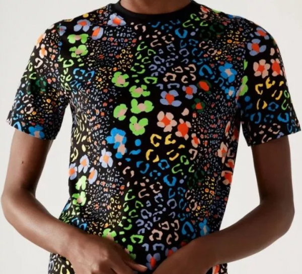 Motif bunga besar dengan warna-warna tegas